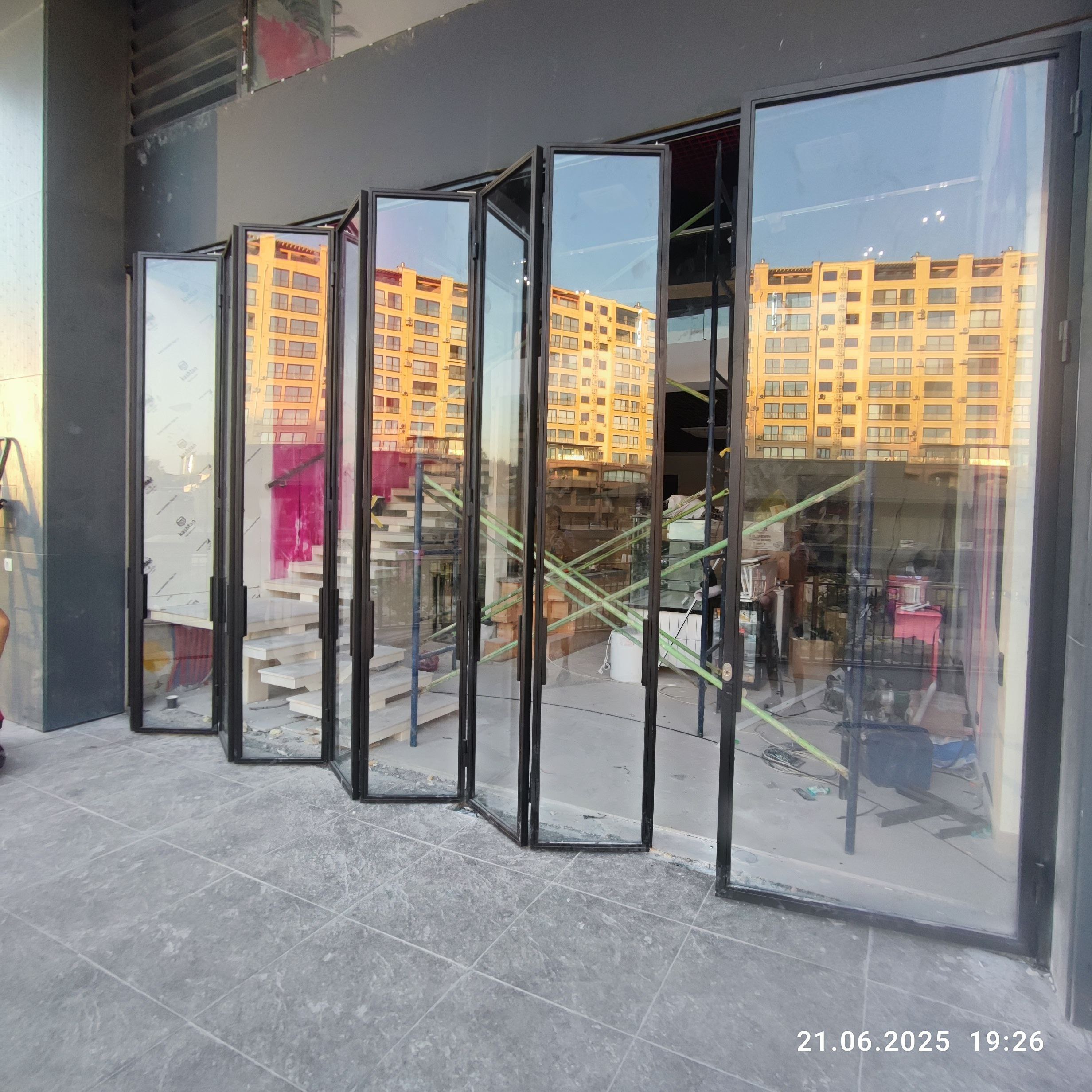 Buklanadigan shisha eshik